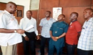 State Chairman, NUJ, Rivers State Council, Mr Opaka Dokubo (left), swearing-in exco members of the Tide Chapter after the election last Friday.Photo: Chris Monyanaga