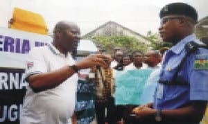Rivers State NUJ Chairman, Mr. Opaka Dokubo (left) addressing the Police Public Relation Officer, Rivers Command, ASP Ahmad (right) during a protest match by members of the Nigerian Union of Journalists against electoral violence in the state, recently. 