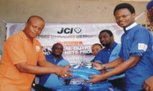 National President, Junior Chamber International, Port Harcourt, Metro (JCI), Ambassodor Seun Osikalu (right) presenting medical facilities to Chairman, Belema Polo, Bundu- Ama, Port Harcourt., Benneth Kalio during the green medical outreach in Port Harcourt, recently. Photo: Prince Obinna Dele
