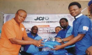 National President, Junior Chamber International, Port Harcourt, Metro (JCI), Ambassodor Seun Osikalu (right) presenting medical facilities to Chairman, Belema Polo, Bundu- Ama, Port Harcourt.,  Benneth Kalio during the green medical outreach in Port Harcourt, recently.               Photo: Prince Obinna Dele