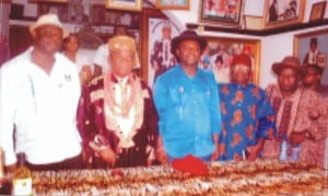 APC governorship candaidate, Rivers State, Dr Dakuku Peterside (middle), with Paramount Ruler of Oginigba Community, Eze G.B. Odum (2nd right), former Chairman, Caretaker Committee, Obio/Akpor LGA, Dr Lawrence Chuku (left), Vice President, Oginigba, Eze-In-Council, Chief Charles Johnson (right) and Chief Richard Dike, during a courtesy visit to the monarch’s palace by Dr Peterside last Friday.
