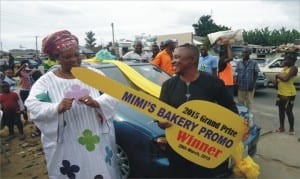 Pastor Felix Okoroafor (right) winner of Mimi’s Bakery Promo  receiving the symbolic car key from the CEO of Mimi’s Bakery Ibierembo Lawrence-Nemi(left) during the Mimi’s Bakery Promo, at Amadi-Ama, Port Harcourt, yesterday