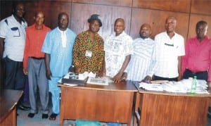 NUJ chairmanship candidate in Rivers State, Mr Omoni Ayo-Tamuno (middle), with The Tide chapel exco, during a campaign visit to the chapel, last Thursday