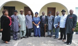 Dr (Mrs) Fabiya Amakiri (middle) in a group photograph with colleagues and friends of her late husband, Sir A. A. Amakiri, during their condolence visit in Port Harcourt, last Tuesday.