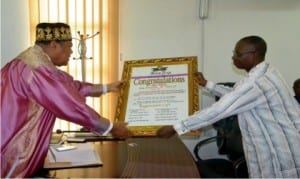 Deputy Editor, Rivers State Newspaper Corporation (RSNC), Mr Donald Mike-Jaja (right), presenting a gift to the Chairman, Rivers State Council of Traditional Rulers, King Dandeson Douglas Jaja, during the Seniapu and members of King Jaja War Canoe House’ visit to the monarch in Port Harcourt, yesterday Photo: Nwiueh Donatus Ken