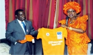 Governor Simon Lalong of Plateau State (left), receiving a t-shirt from the United Nations Women Representative to Nigeria and ecowas, Grace Ongile, who paid him courtesy visit in Jos on Monday