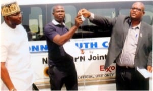 Manager, Field/Government Operations, Exxon Mobil, Mr Adeyemi Fakoyejo (right), handing over a key to a bus donated by NNPC/Exxon Mobil to Chairman, Onne Youth Council, Hon Samuel Onwinkore in Port Harcourt, yesterday. With them is member representing Eleme Constituency in the Rivers State House of Assembly, Hon Josiah Olu. Egberi A. Sampson