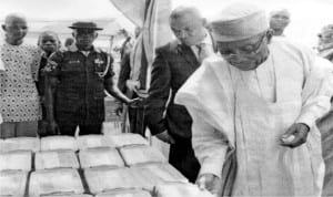 Minister of Agriculture, Chief Audu Ogbeh (right), inspecting some agricultural products at the 2016 National Agricultural Show in Keffi, Nasarawa last Tuesday.